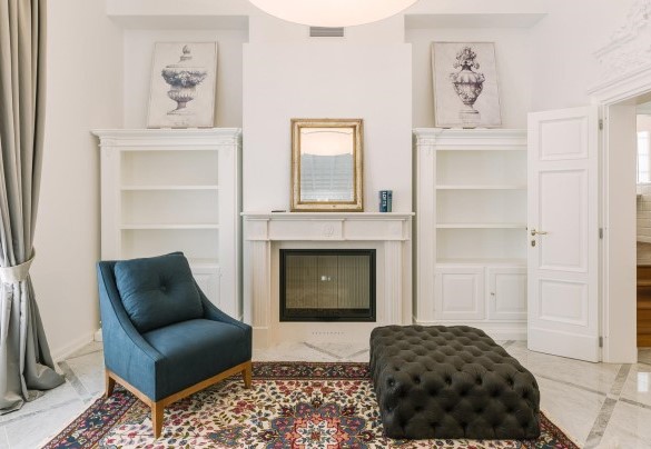 The elegant living room with a fireplace on the ground floor - Villa La Perla Bianca