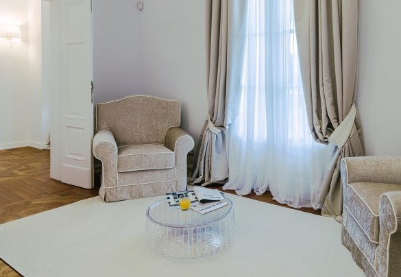 The sitting area in the hallway - Villa La Perla Bianca