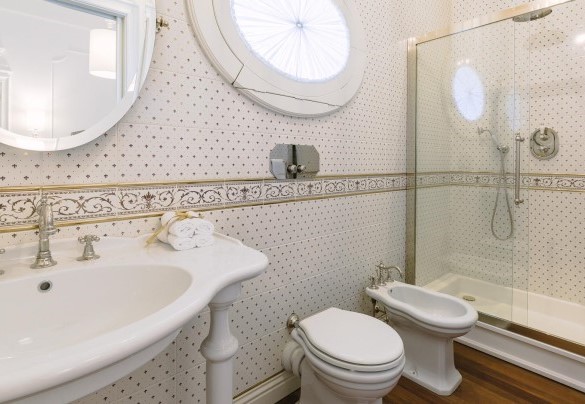 The elegant bathroom with a shower - Villa La Perla Bianca