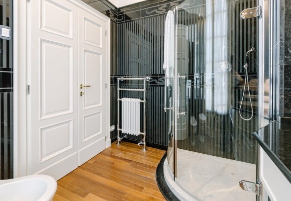 The stunning en-suite bathroom with a shower - Villa La Perla Bianca