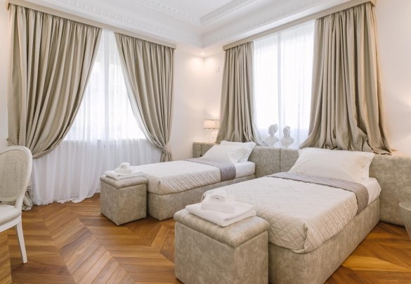 The twin bedroom on the ground floor with an en-suite bathroom - Villa La Perla Bianca
