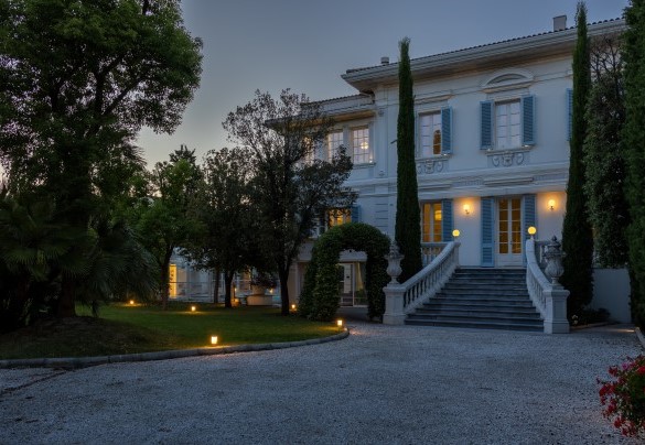 Il cancello principale si apre sul viale di cipressi che conduce alla scalinata d'ingresso alla villa - Villa La Perla Bianca 