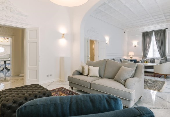 The elegant living room with a fireplace on the ground floor - Villa La Perla Bianca