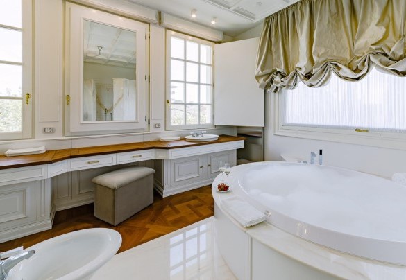 The fabulous en-suite bathroom with a Jacuzzi bathtub - Villa La Perla Bianca