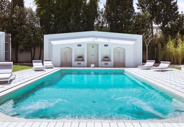 La piscina di dimensioni 10x6m con profondità da 0,90 m a 2,20 - Villa La Perla Bianca 
