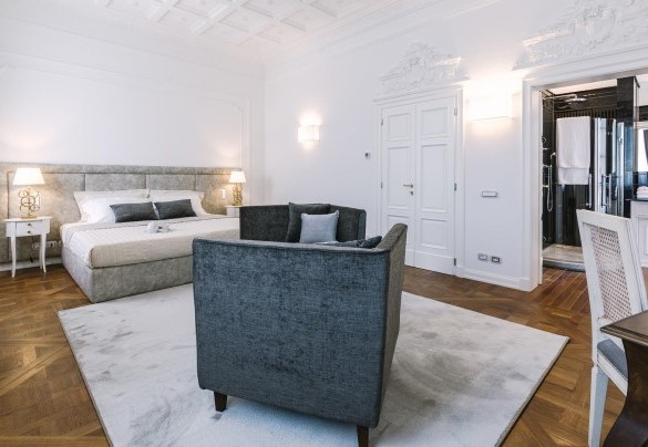The spacious first-floor master bedroom with an en-suite bathroom - Villa La Perla Bianca