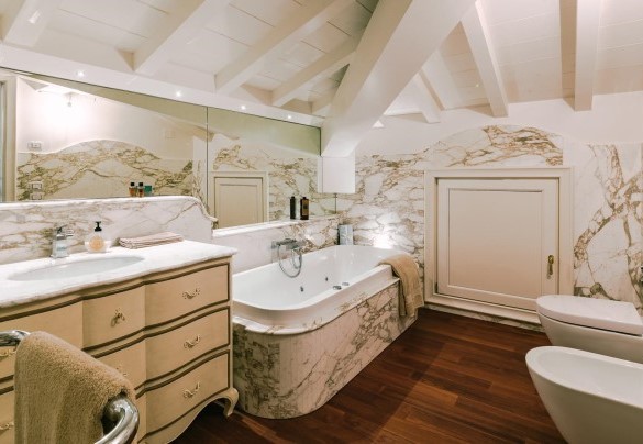 The bathroom with a shower and Jacuzzi bathtub in the attic - Villa La Perla Bianca