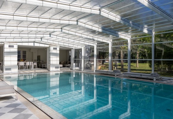 La piscina è dotata di una copertura estensibile che la copre per tutta la sua superficie - Villa La Perla Bianca
