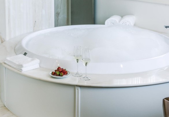 The fabulous en-suite bathroom with a Jacuzzi bathtub - Villa La Perla Bianca