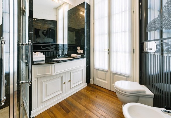 The stunning en-suite bathroom with a shower - Villa La Perla Bianca