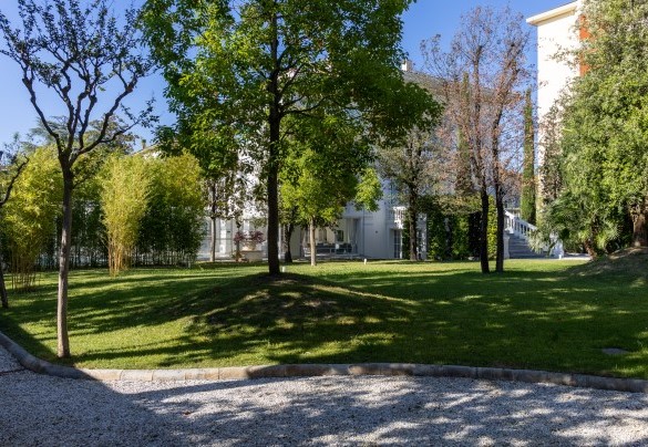 La proprietà è racchiusa all'interno di un parco di 1800 mq - Villa La Perla Bianca 