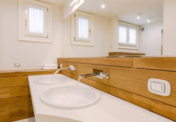 The modern bathroom in the basement with a shower - Villa La Perla Bianca