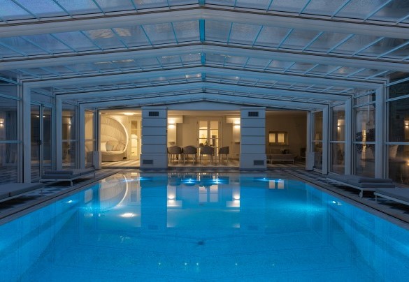 La piscina è dotata di una copertura estensibile che la copre per tutta la sua superficie a formare un tutt'uno con la veranda, utilizzabile anche nel periodo invernale essendo dotata anche di riscaldamento ed acqua calda - Vila La Perla Bianca