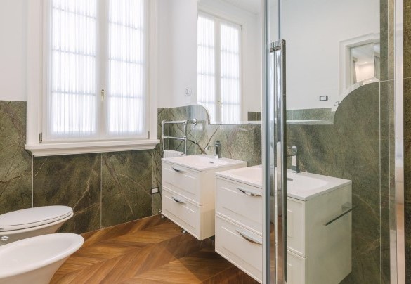 The modern en-suite bathroom with a shower - Villa La Perla Bianca