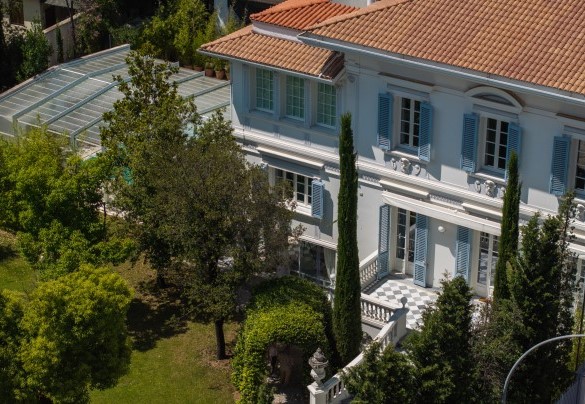 La proprietà è racchiusa all'interno di un parco di 1800 mq - Villa La Perla Bianca 