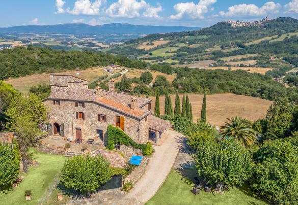 The typical charm of Umbrian farmhouses framed by a well-kept garden - Villa La Pizzichina
