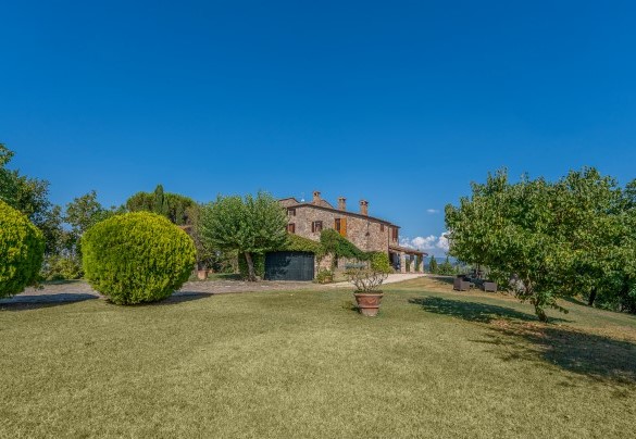 The property is situated on the gentle hills near Todi - Villa La Pizzichina 