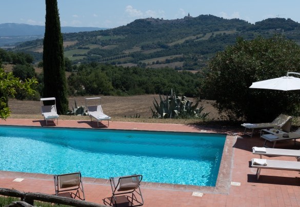 The breathtaking view from the pool towards the hill of Todi - Villa La Pizzichina