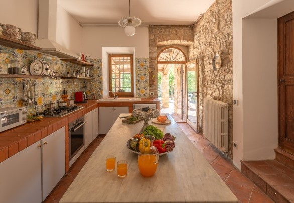 Equipped kitchen with direct exit to the portico - Villa La Pizzichina