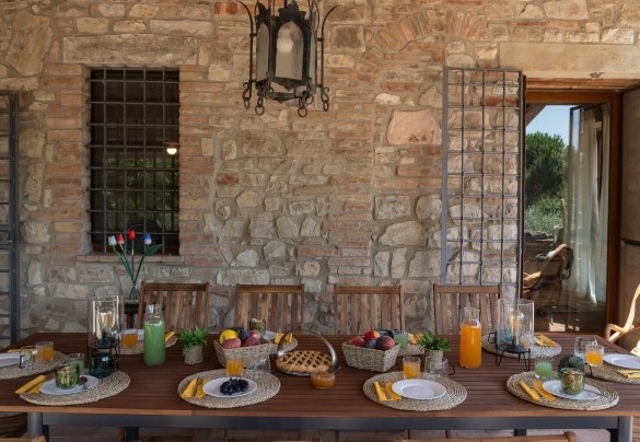 The nice portico with the table prepared for outdoor dining - Villa La Pizzichina 