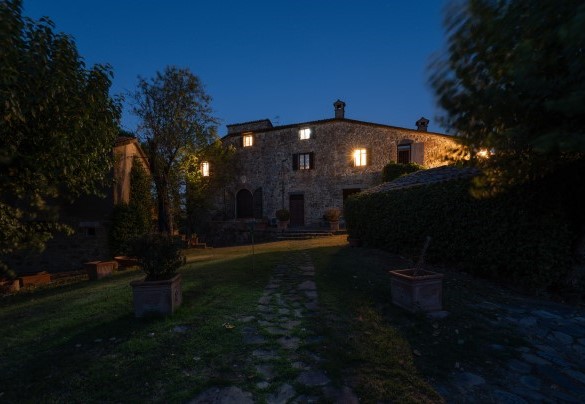 The typical charm of Umbrian farmhouses framed by a well-kept garden - Villa La Pizzichina