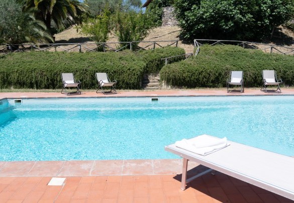 The pool measures 12 x 4 m, with the depth varying from 1.20 to 2.20 m - Villa La Pizzichina