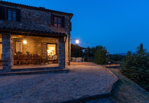 The portico and pergola illuminated at night - Villa La Pizzichina