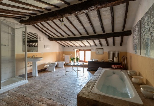 Bathroom with tub and shower n.4 next to bedrooms n.4 and n.5 - Villa La Pizzichina 