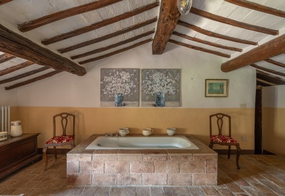 Bathroom with tub and shower n.4 next to bedrooms n.4 and n.5 - Villa La Pizzichina 