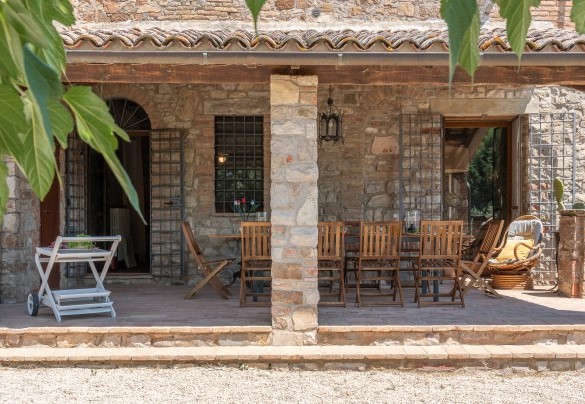 The portico shades the table prepared for outdoor dining  - Villa La Pizzichina  