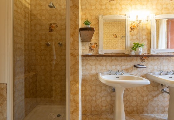 En suite bathroom with shower n.3 on the first floor - Villa La Pizzichina