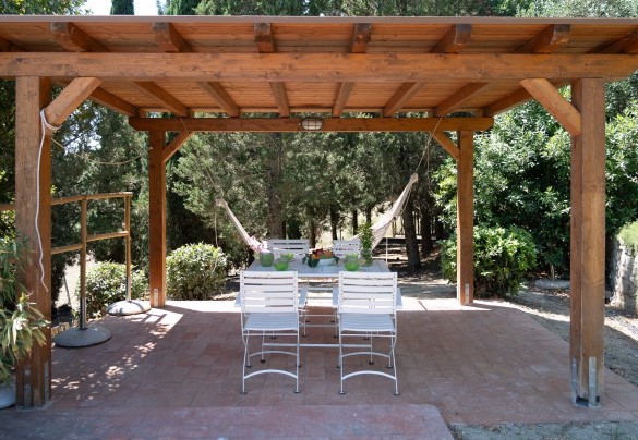 The large wooden pergola located in the pool area - Villa La Pizzichina