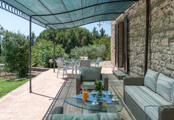 The pergola offers an ideal place for convivial moments, with sofas, armchairs and tables - Villa La Pizzichina