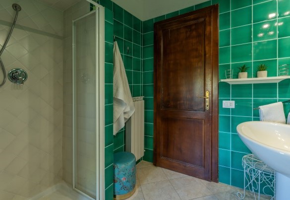 Bathroom with shower n.2 next to bedrooms n.1 and n.2 - Villa La Pizzichina 