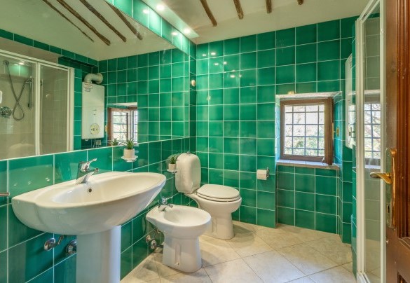 Bathroom with shower n.2 next to bedrooms n.1 and n.2 - Villa La Pizzichina 