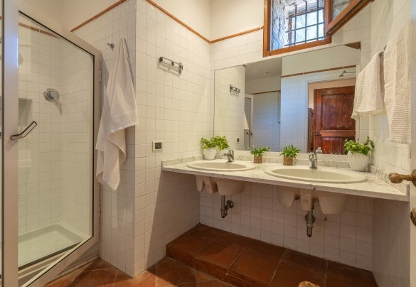 Bathroom with shower n.1 on the ground floor - Villa La Pizzichina 