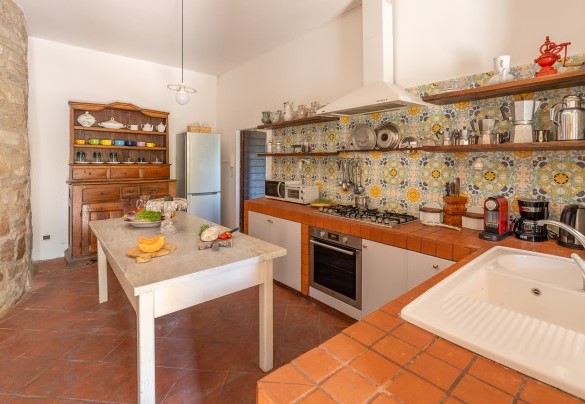 Built-in kitchen connected with dining area - Villa La Pizzichina