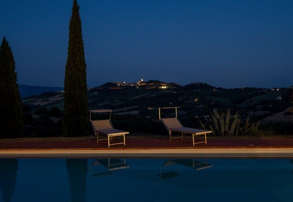 The swimming pool enjoys a fantastic view of the surrounding countryside and Todi - Villa La Pizzichina