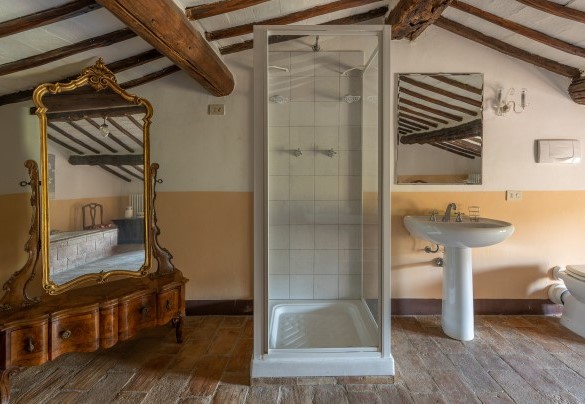 Bathroom with tub and shower n.4 next to bedrooms n.4 and n.5 - Villa La Pizzichina 
