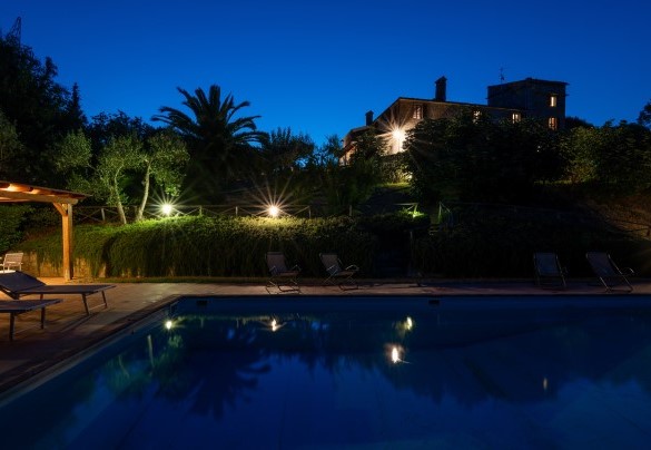  The pool and the farmhouse at sunset - Villa La Pizzichina