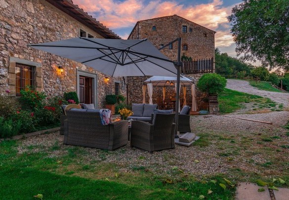 The outdoor lounge in the gravel yard opposite the entrance – Villa La Poiana 10