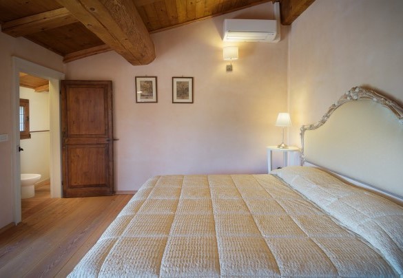 Double bedroom n.3 on the first floor with en-suite bathroom – Villa La Poiana 10