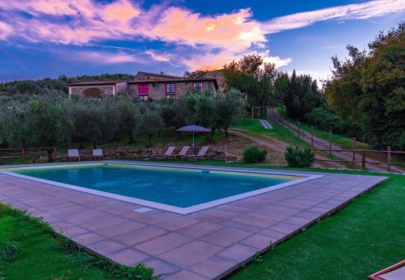 The swimming pool in the glow of the sunset – Villa La Poiana 10  