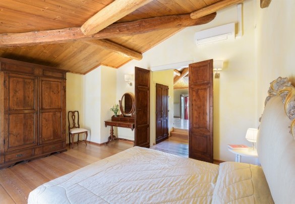 Double bedroom n.5 on the first floor with en-suite bathroom – Villa La Poiana 10