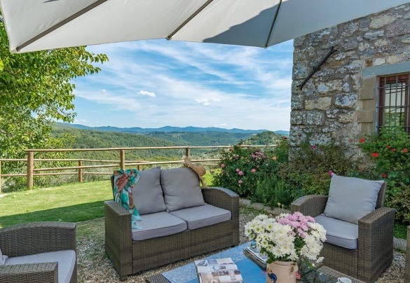 The outdoor lounge in the gravel yard opposite the entrance – Villa La Poiana 10