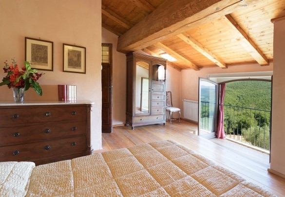 Double bedroom n.3 on the first floor with en-suite bathroom – Villa La Poiana 10