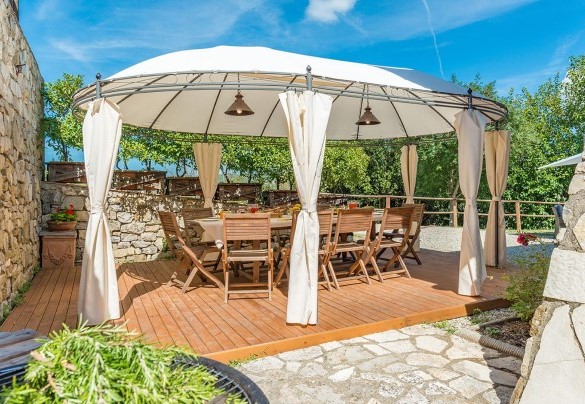 The outdoor table set up for pleasant breakfasts in front of the entrance of the villa – Villa La Poiana 10