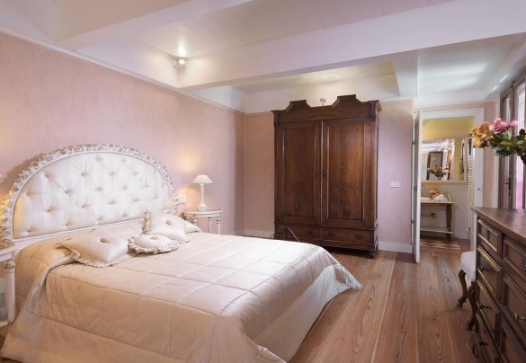 Double bedroom n.1 on the groun floor with en-suite bathroom – Villa La Poiana 10