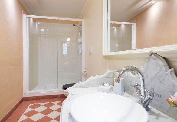 Bathroom with shower n.1, en-suite at the bedroom n.1 – Villa La Poiana 10