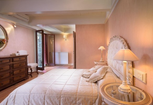 Double bedroom n.1 on the groun floor with direct exit in the garden – Villa La Poiana 10